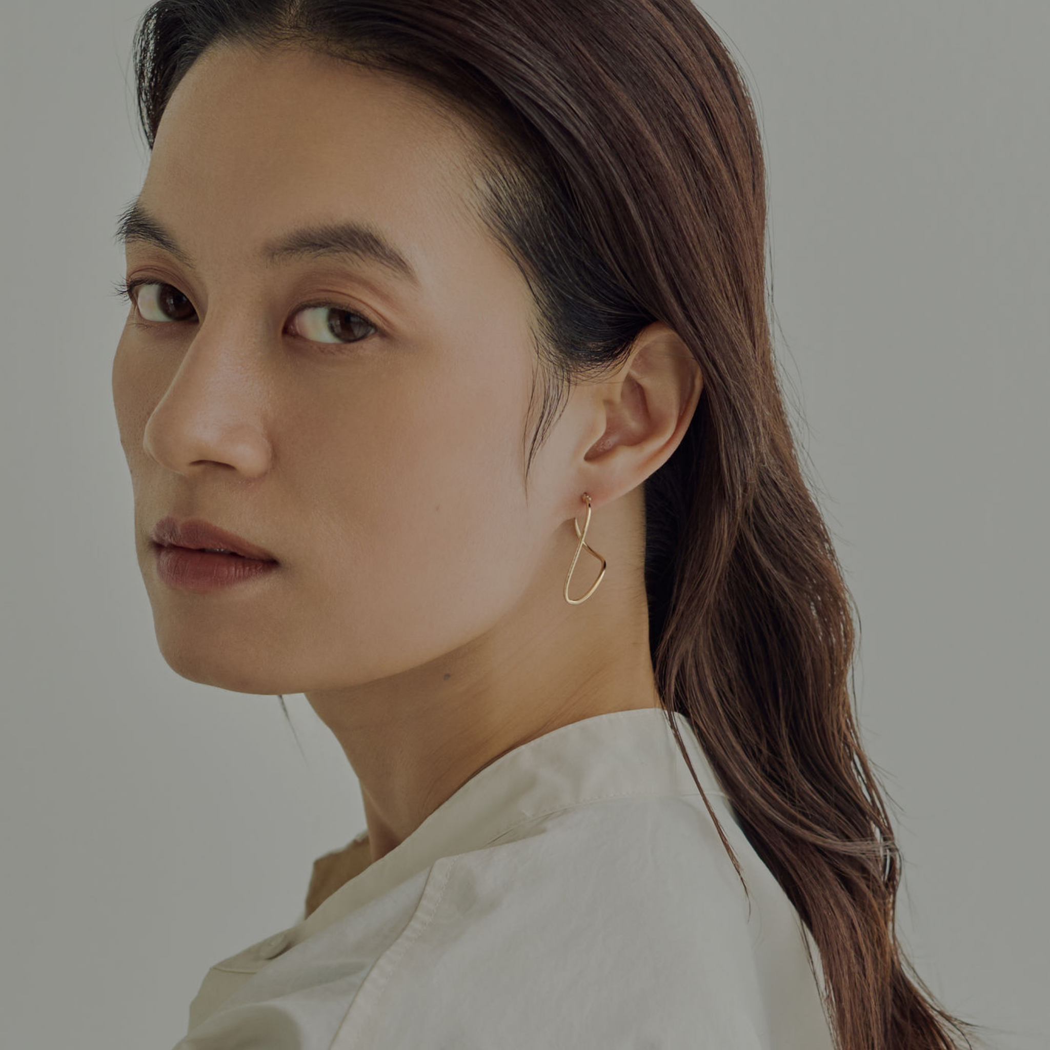 [hale] Random wave line earrings gold