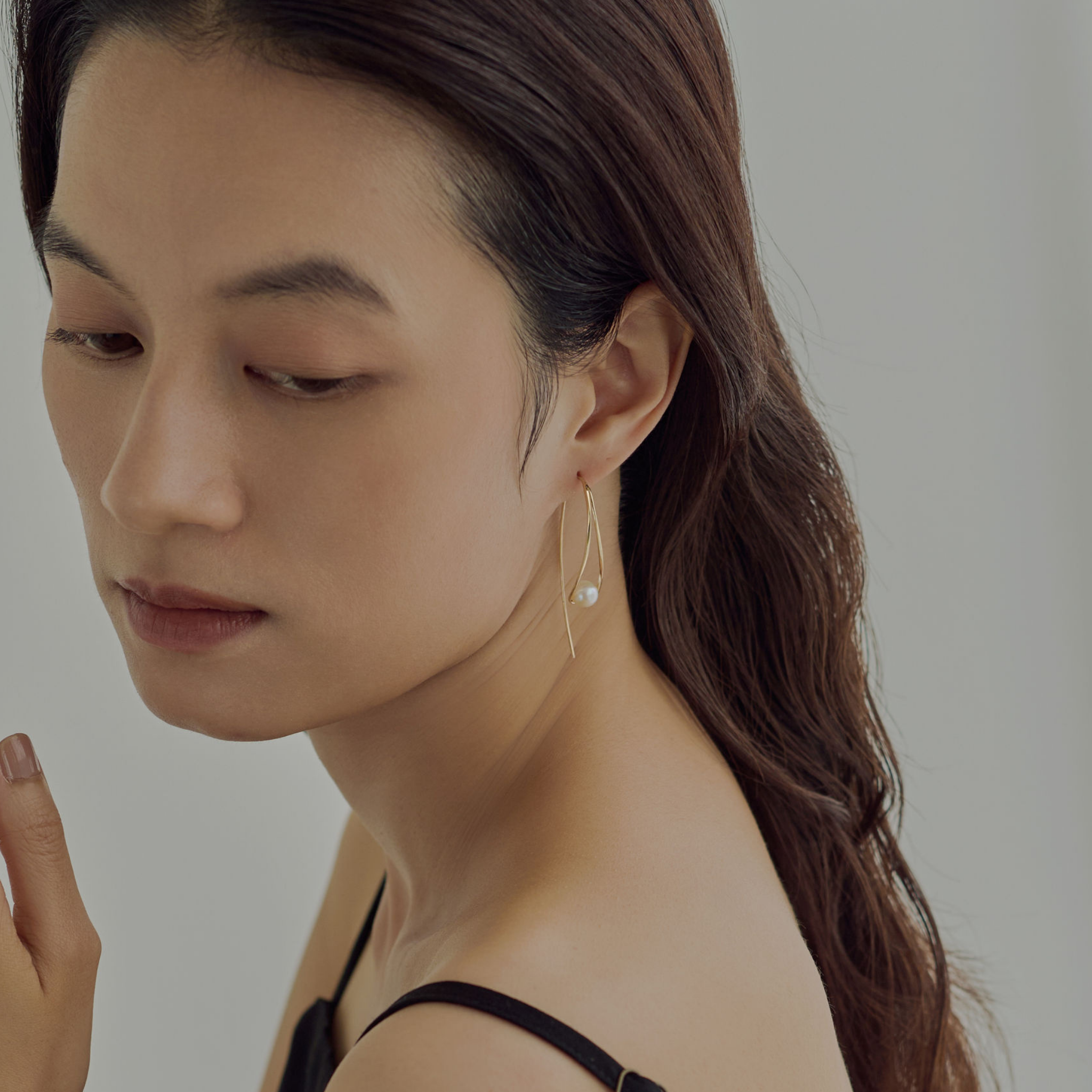 [history] Pearl curved line earrings gold